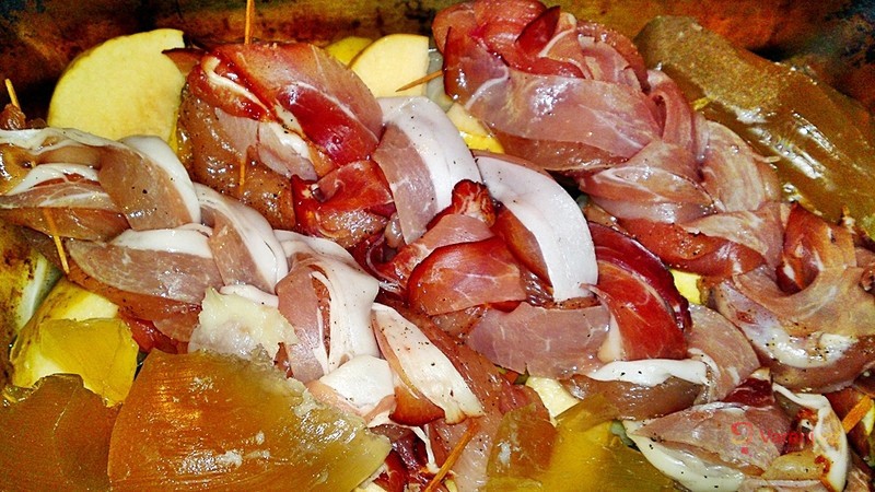 Vrkoče z kuřecích prsou se šunkou, jablky a cibulí - fotografie 4