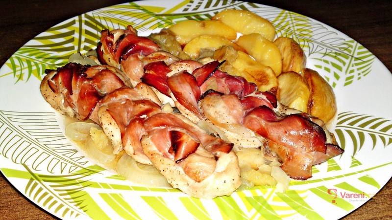 Vrkoče z kuřecích prsou se šunkou, jablky a cibulí - fotografie 2