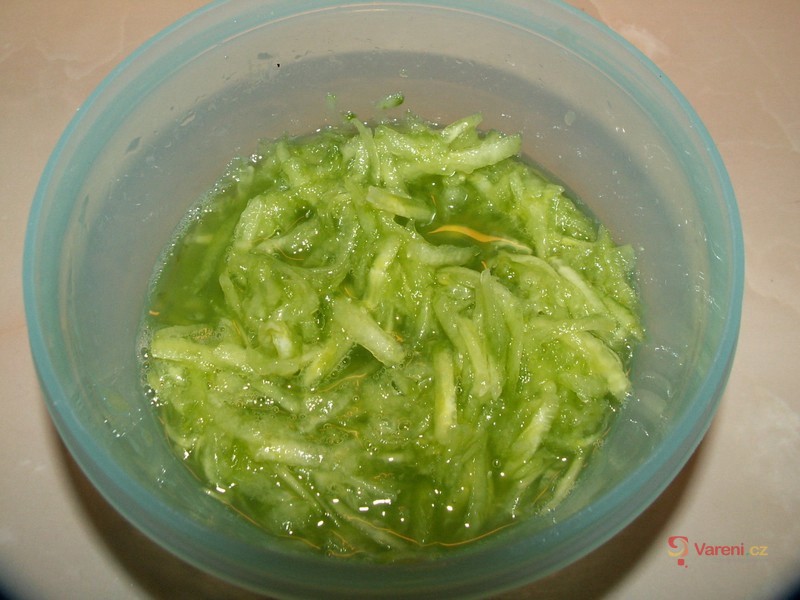 Okurkový salát s cuketou - fotografie 2