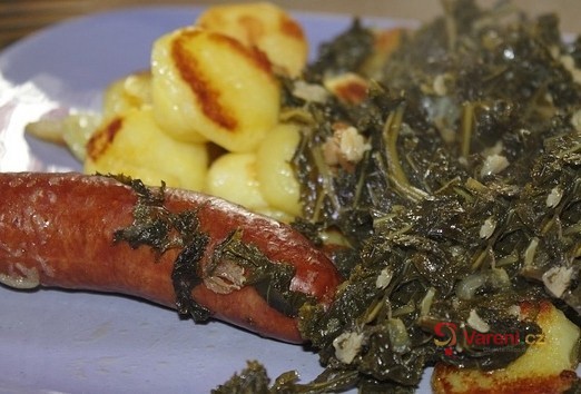 Klobása se špenátem a opékaným bramborem - fotografie 2