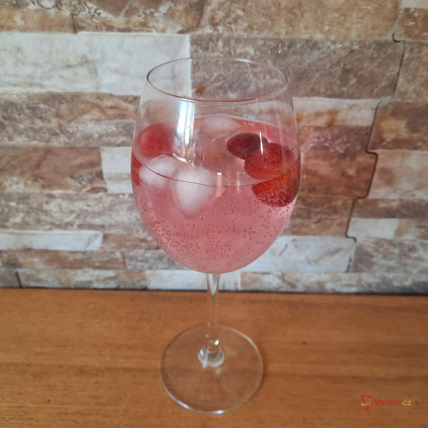 Růžový gin s tonikem 