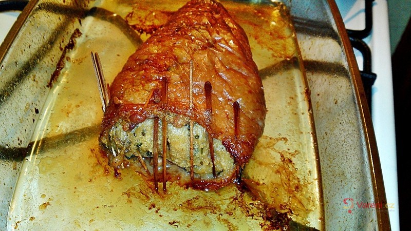 Pečený kachní krk plněný nádivkou z kachních jater - fotografie 3