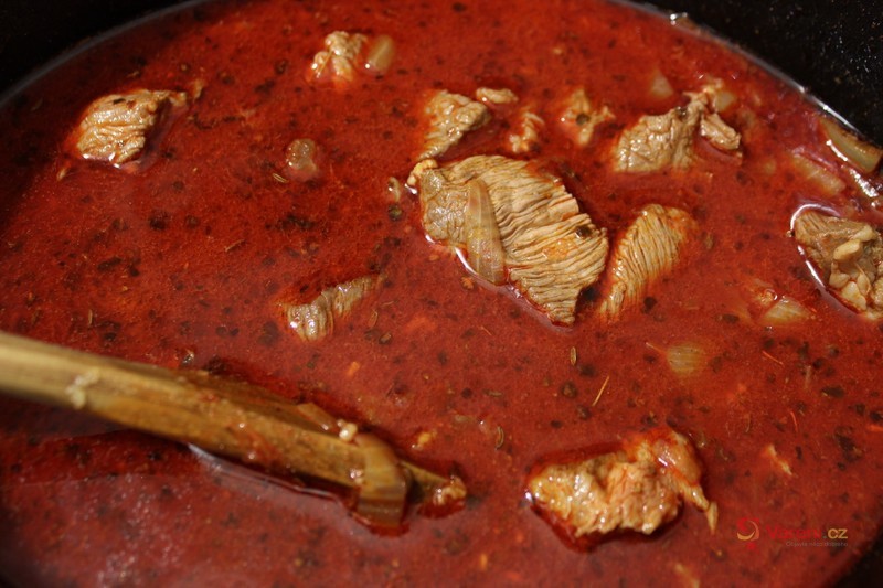 Hovězí guláš v pomalém hrnci - fotografie 2