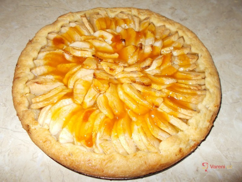 Francouzský křehký jablečný koláč - fotografie 3