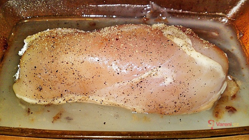 Roláda z kuřecích prsou plněná kysanou smetanou, sýrem a mrkví - fotografie 5