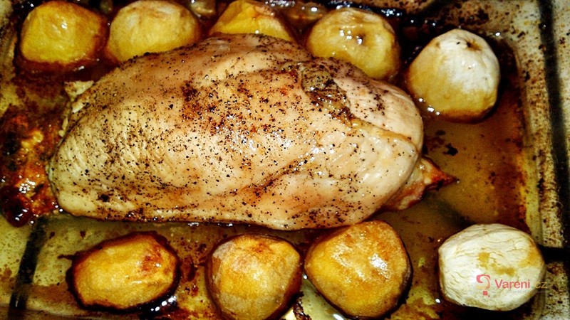 Roláda z kuřecích prsou plněná kysanou smetanou, sýrem a mrkví - fotografie 3