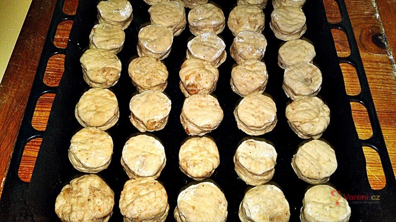 Lístkové škvarkové pagáče k vínu - fotografie 5