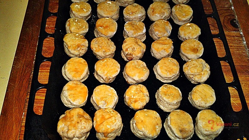 Lístkové škvarkové pagáče k vínu - fotografie 4