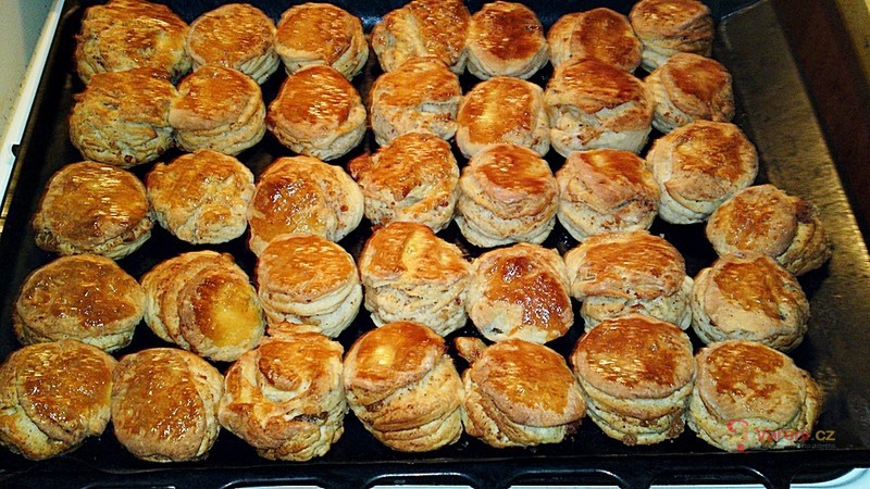 Lístkové škvarkové pagáče k vínu - fotografie 3