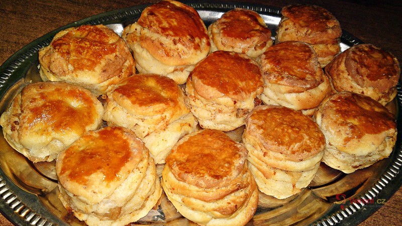 Lístkové škvarkové pagáče k vínu - fotografie 2