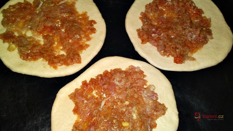 Kynuté koláčky s mletým masem a lečem - fotografie 5