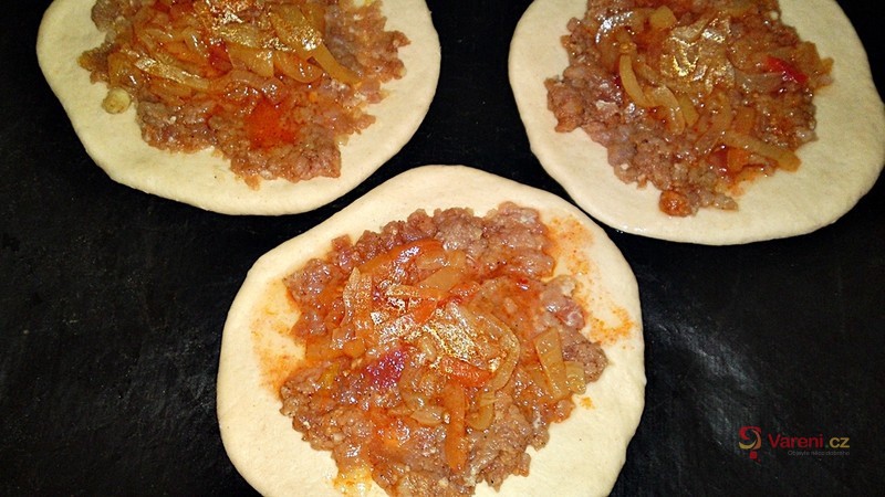 Kynuté koláčky s mletým masem a lečem - fotografie 4