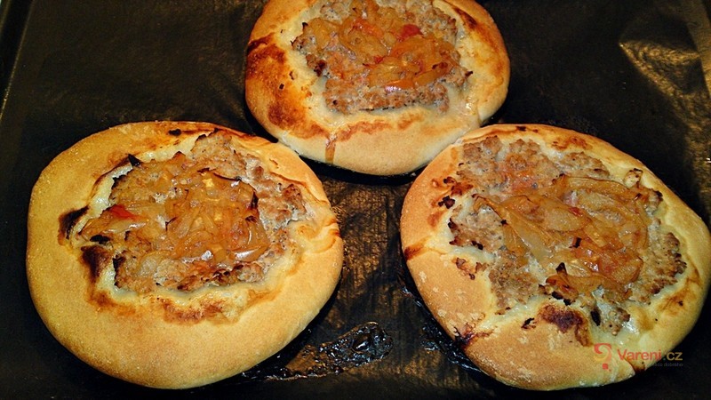 Kynuté koláčky s mletým masem a lečem - fotografie 3