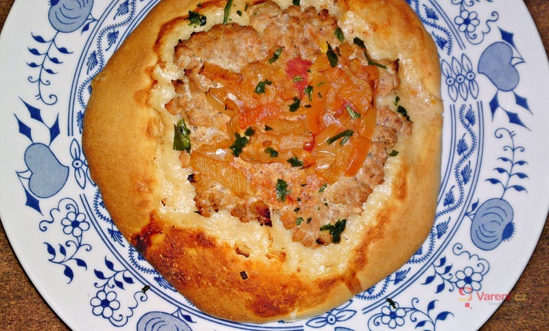 Kynuté koláčky s mletým masem a lečem - fotografie 2