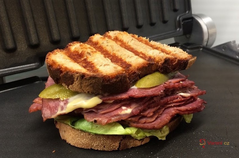 Domácí pastrami v sendviči - fotografie 2