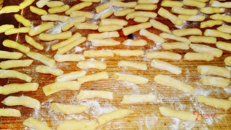 Domácí bramborové nudle se zkaramelizovanou cibulí - fotografie 5