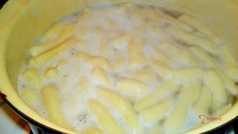 Domácí bramborové nudle se zkaramelizovanou cibulí - fotografie 4