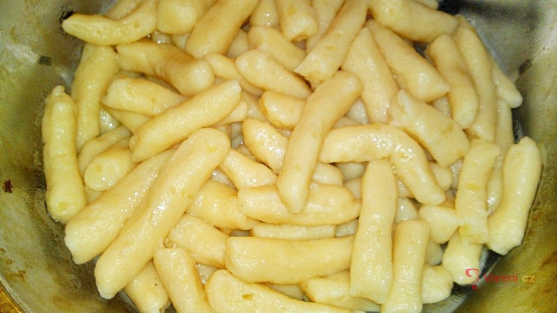 Domácí bramborové nudle se zkaramelizovanou cibulí - fotografie 3