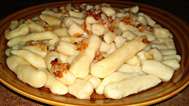 Domácí bramborové nudle se zkaramelizovanou cibulí - fotografie 2