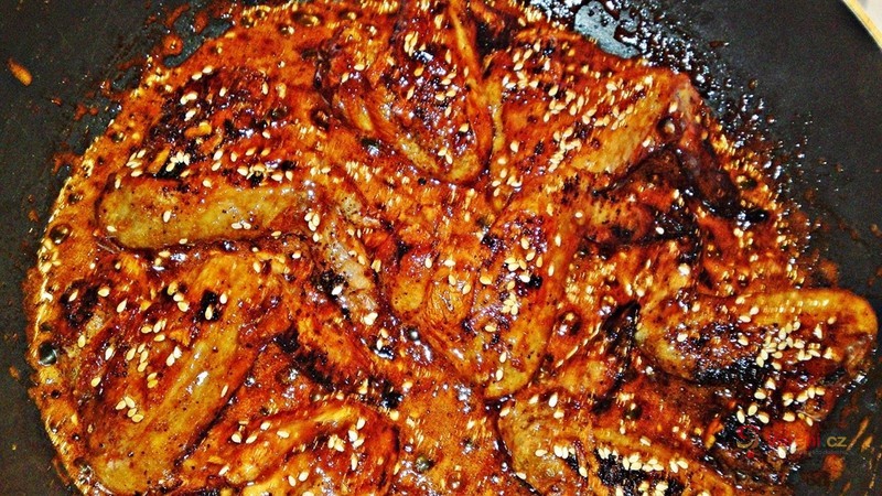 Medovo-zázvorová kuřecí křidélka se sezamem - fotografie 3