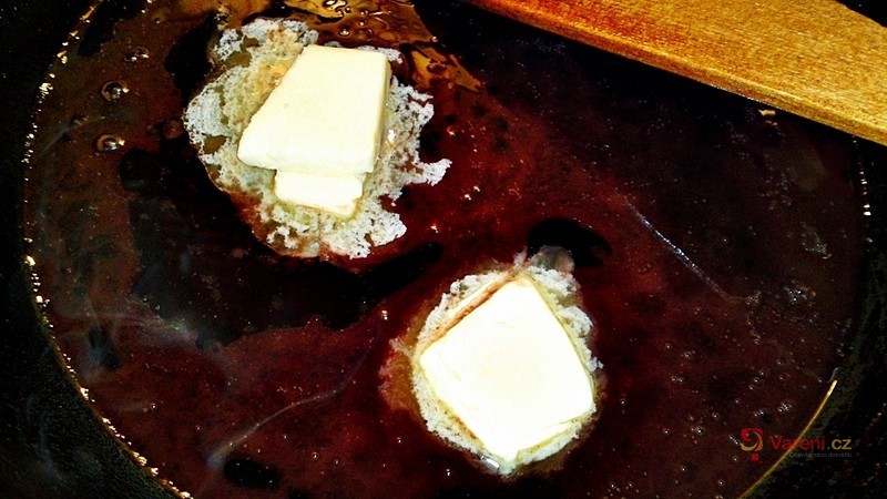 Vepřová panenka v listovém těstě s vinnou redukcí - fotografie 3