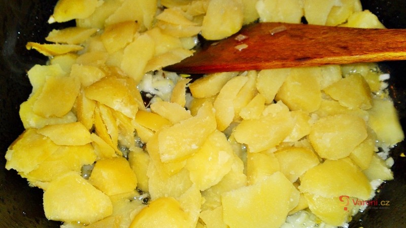 Pečená kachní stehna s brambory na cibulce a kmínu - fotografie 5