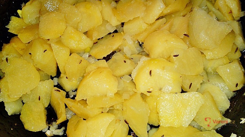 Pečená kachní stehna s brambory na cibulce a kmínu - fotografie 4