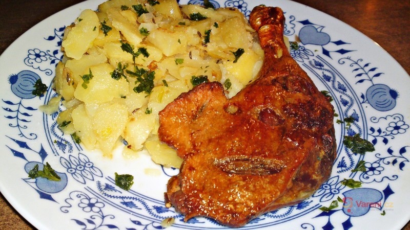 Pečená kachní stehna s brambory na cibulce a kmínu - fotografie 3