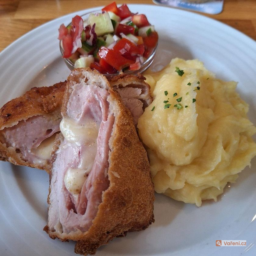 Krůtí Cordon Bleu s letním salátkem