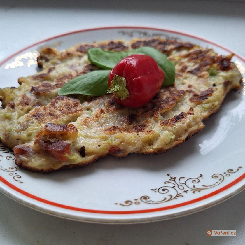 Cuketové placky se špekem a klobásou