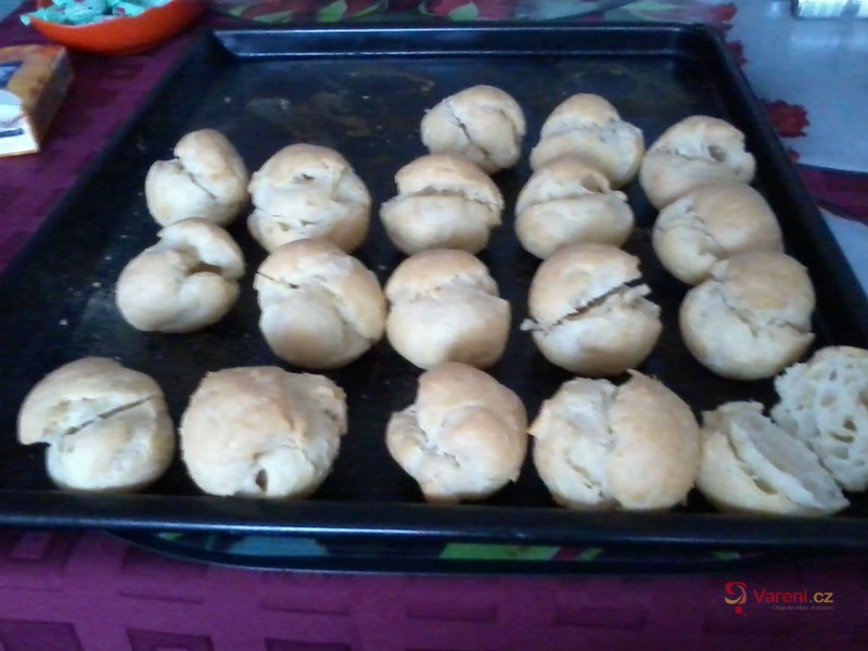 Žloutkové věnečky z odpalovaného těsta - fotografie 3