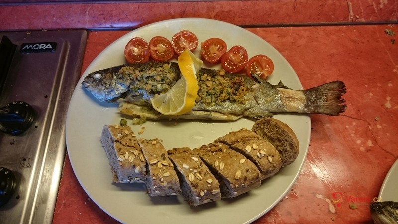 Pstruh s česnekem a bylinkovou krustou - fotografie 4