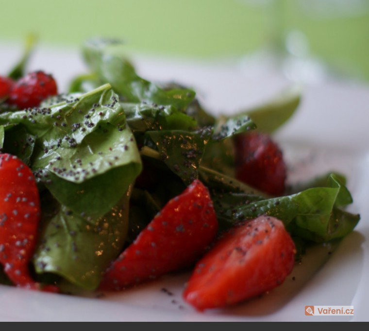 Špenátový salát s jahodami