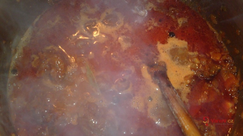 Srnčí guláš na červeném víně - fotografie 4