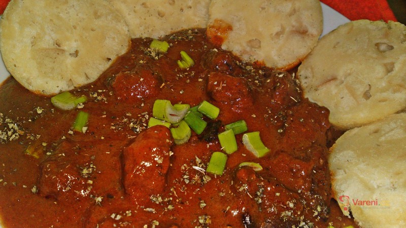 Srnčí guláš na červeném víně - fotografie 2