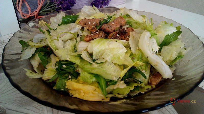 Salát s rukolou a vepřovými nudličkami - fotografie 2