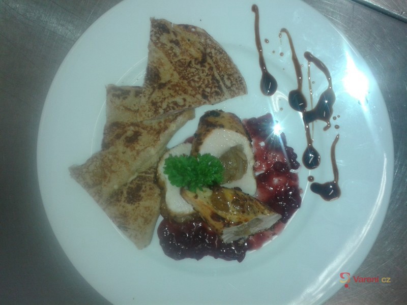 Kuřecí steak s palačinkou a brusinkami - fotografie 2