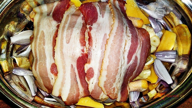 Pečené baby kuřátko plněné bylinkovým máslem a citronom a obalené slaninou - fotografie 5