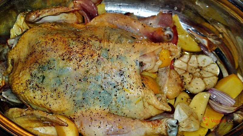 Pečené baby kuřátko plněné bylinkovým máslem a citronom a obalené slaninou - fotografie 4