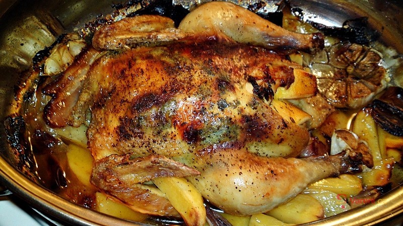 Pečené baby kuřátko plněné bylinkovým máslem a citronom a obalené slaninou - fotografie 3