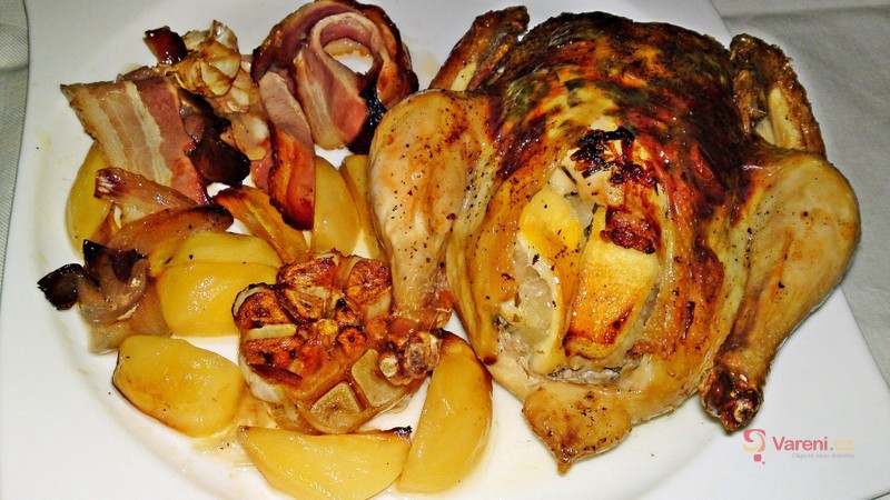 Pečené baby kuřátko plněné bylinkovým máslem a citronom a obalené slaninou - fotografie 2