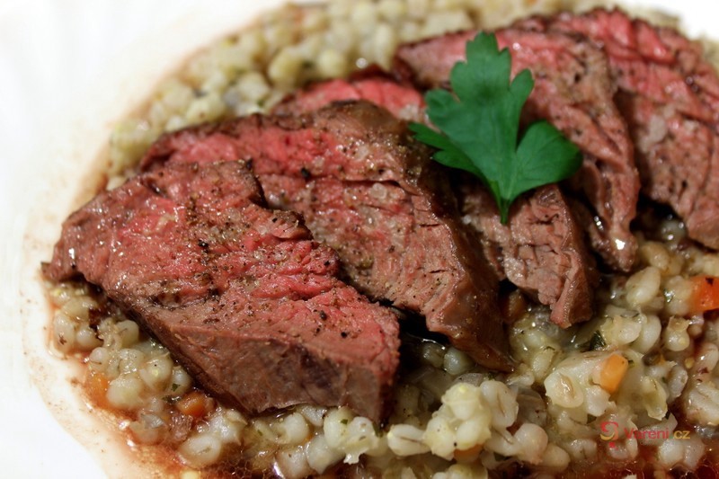 Hovězí flank steak se zeleninou - fotografie 2