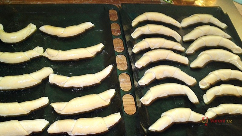 Domácí máslové rohlíky - fotografie 5