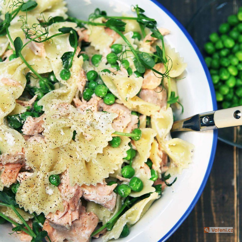 Těstovinový salát s uzeným lososem