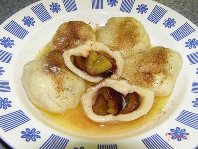 Švestkové knedlíky s omáčkou - fotografie 2