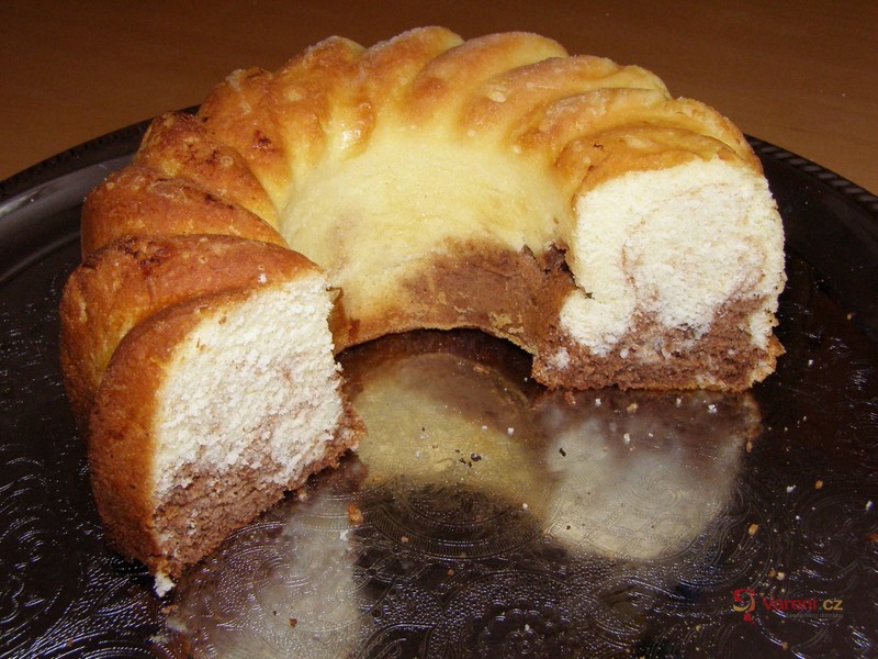 Šlehačková bábovka s ořechy - fotografie 2