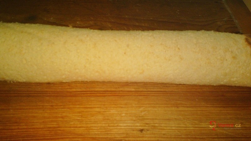 Nadýchaná piškotová roláda - fotografie 4