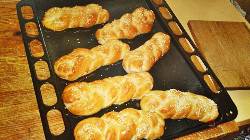 Jednoduché domácí pletýnky se sezamem - fotografie 3