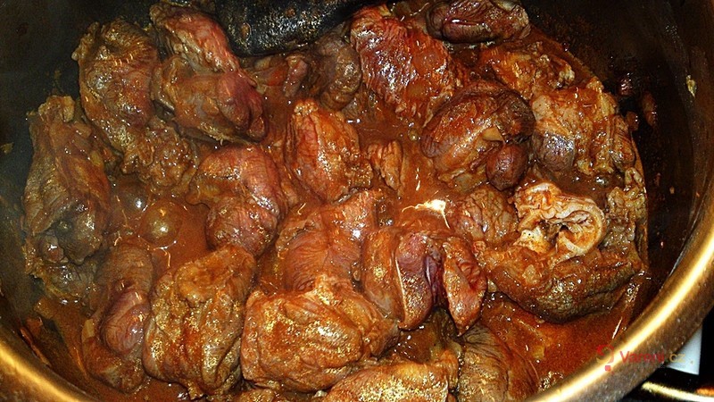 Pikantní hovězí guláš se žampiony, kapií a uzenou slaninou - fotografie 5