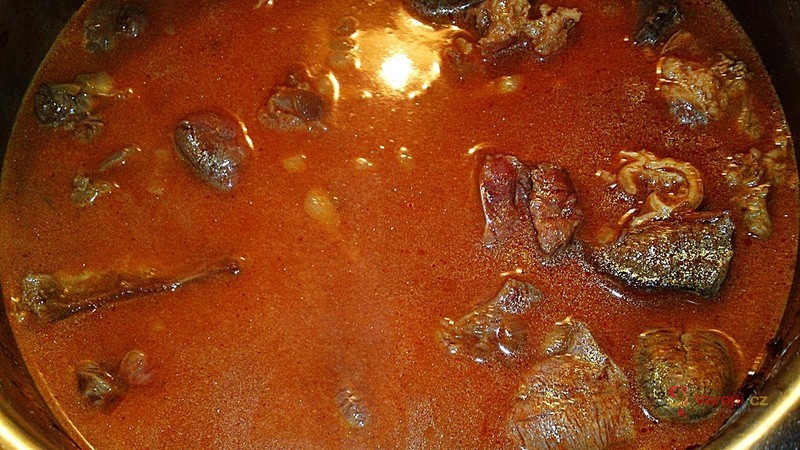 Pikantní hovězí guláš se žampiony, kapií a uzenou slaninou - fotografie 4